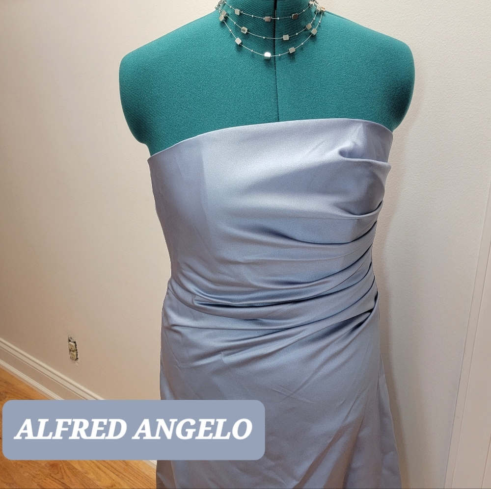 Alfred Angelo dress. Bridesmaid, Prom, Homecoming or cocktail. Small. (Size 8)